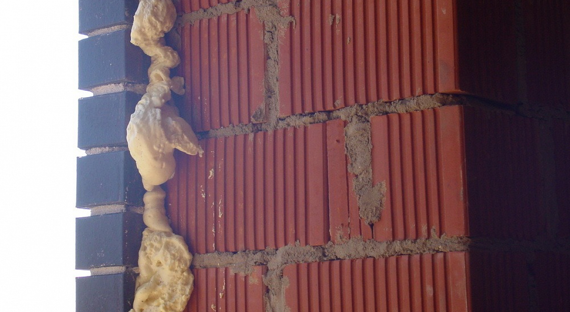 Заливка ппу в стены кирпичного дома